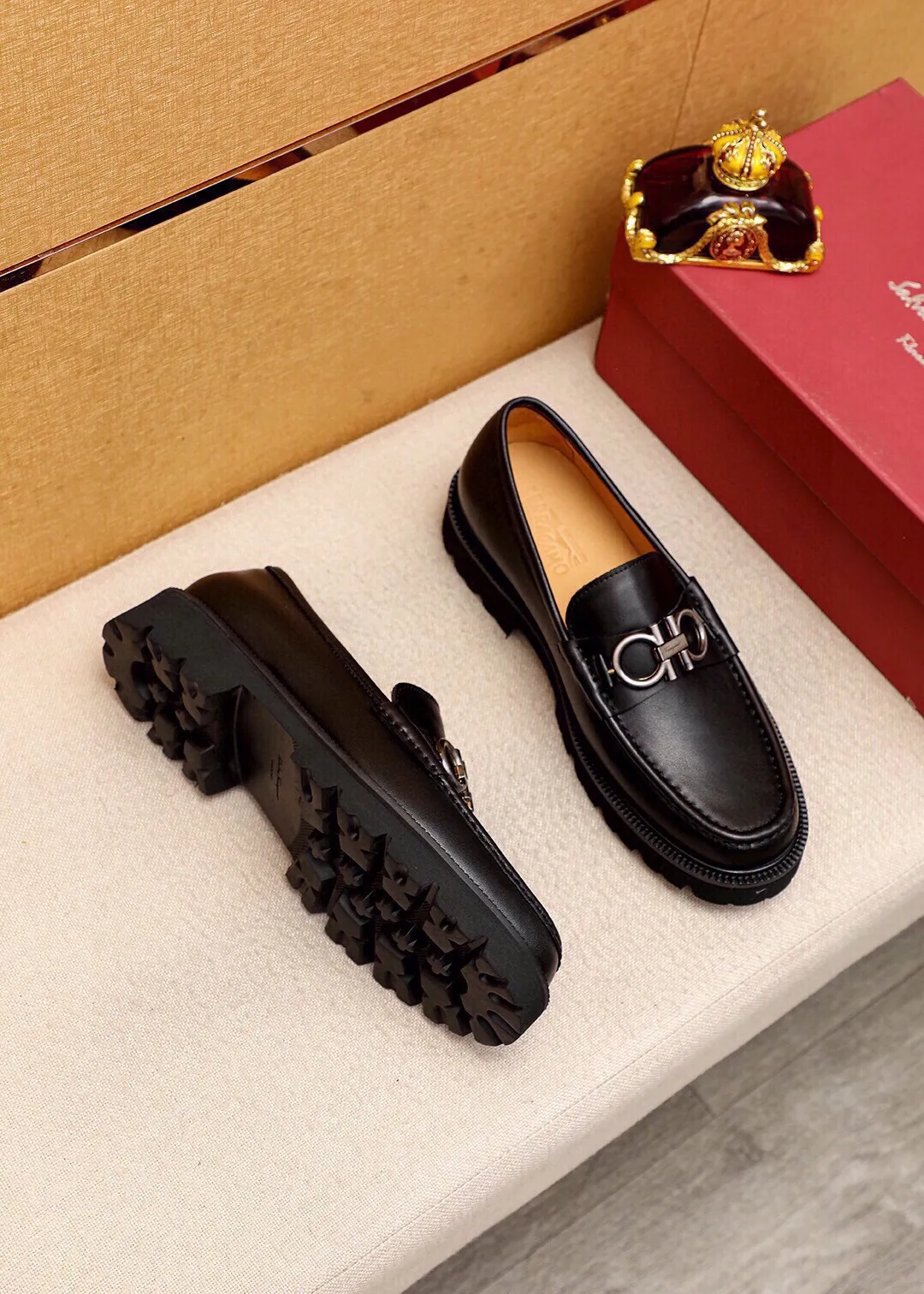 Men's shoes 💰580 💐 Product trademark: Ferragamo "Ferragamo" casual leather shoes Regular size: 38-44 (45.46🉑️customized) Product materials: Selected imported first-layer calfskin upper + luxury hardware buckle, imported water-dyed cowhide leather lining. Strong three-dimensional visual effect, original outsole color: 4⃣️seed leather materials available